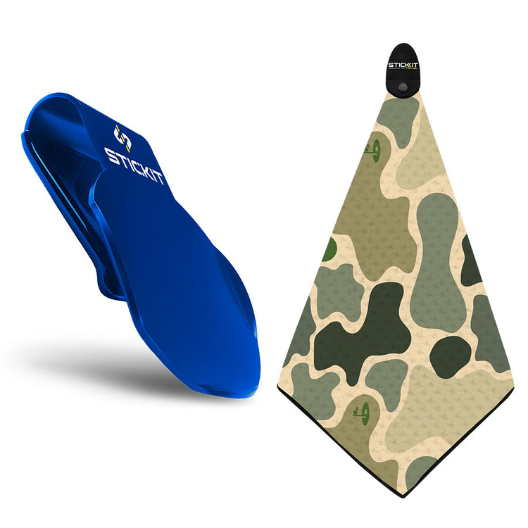 Blue aluminum clip with green camouflage microfiber towel, ideal for outdoor activities and sports.