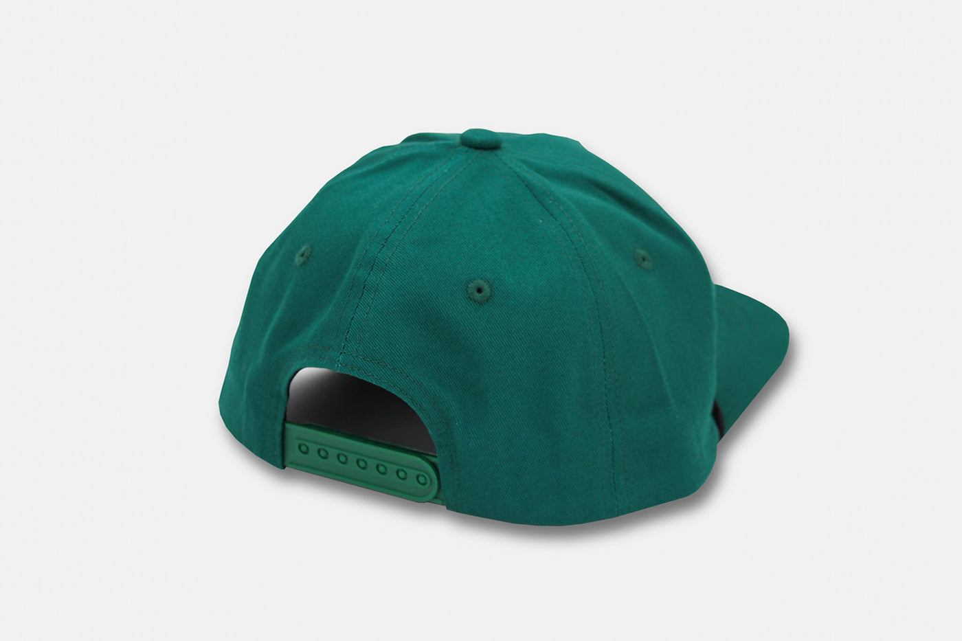 Green cotton snapback cap, featuring a flat brim and adjustable strap for a comfortable fit. Perfect for casual wear.